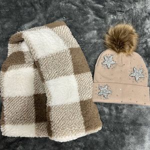 WOMENS’S SCARF & BEANIE NWOT REALLY CUTE